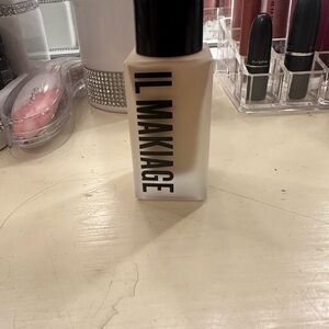 IL MAKIAGE Natural light beige Foundation. Brand new only swatched once.